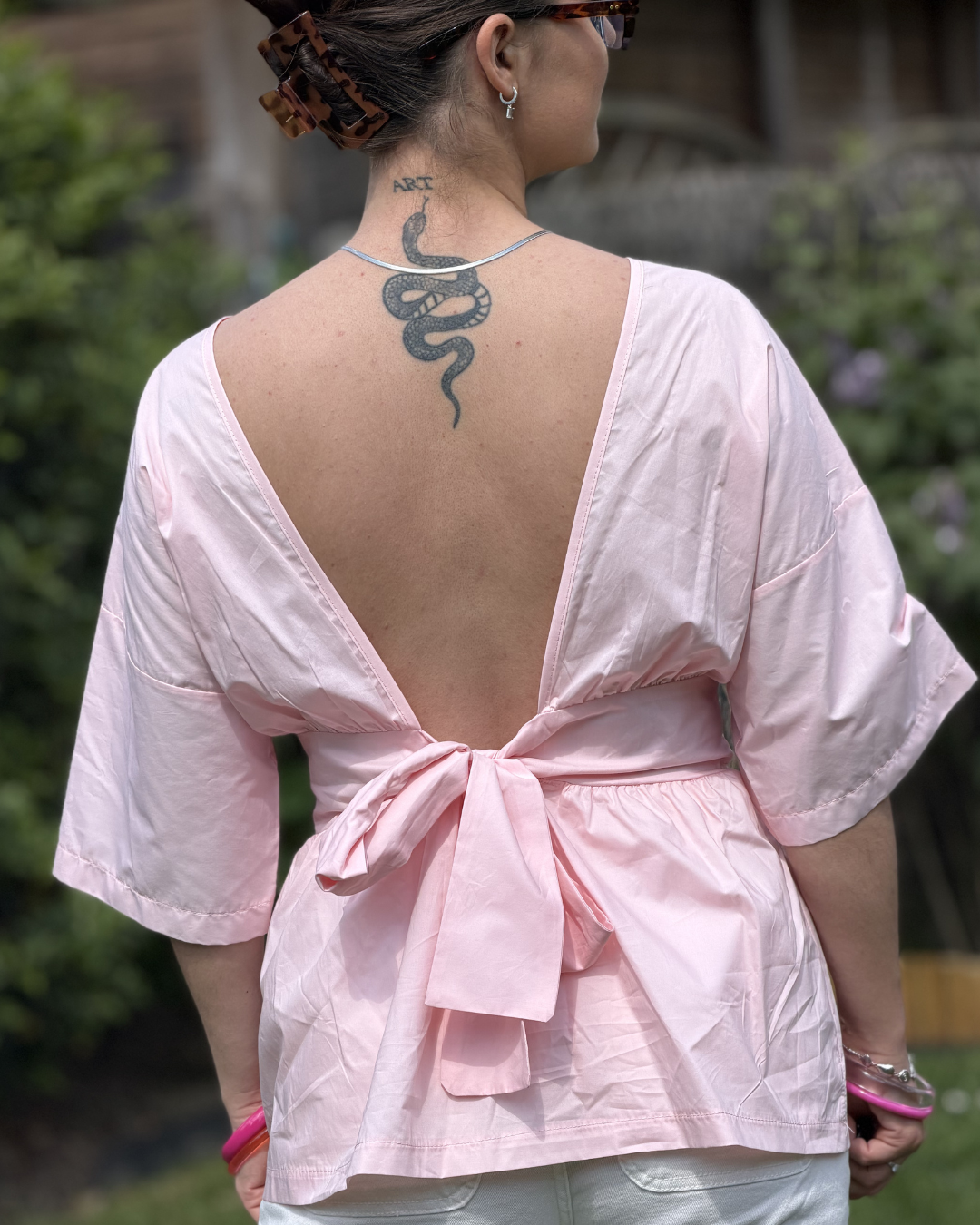 Delphine - Blouse dos nu avec noeud à l'arrière