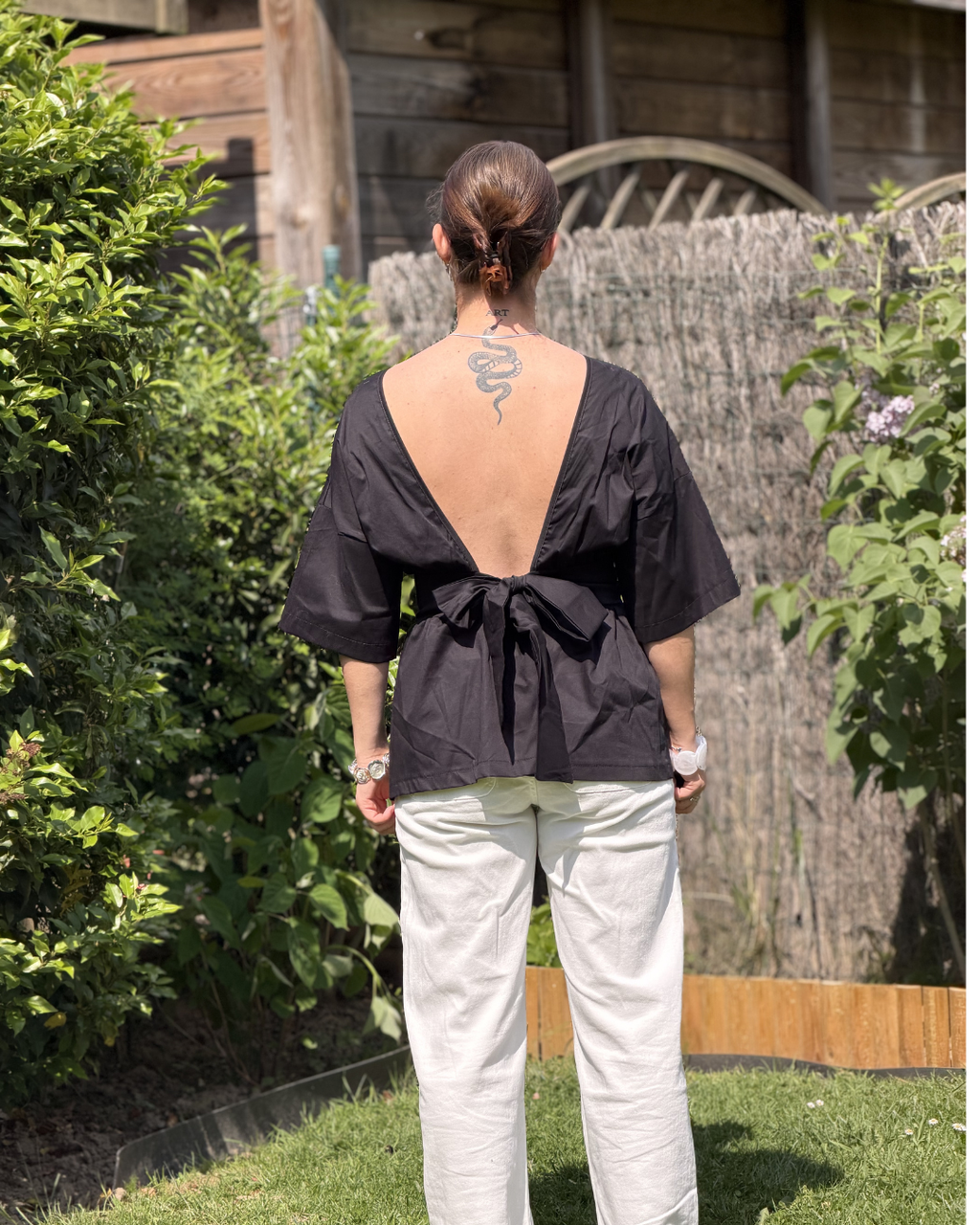 Delphine - Blouse dos nu avec noeud à l'arrière